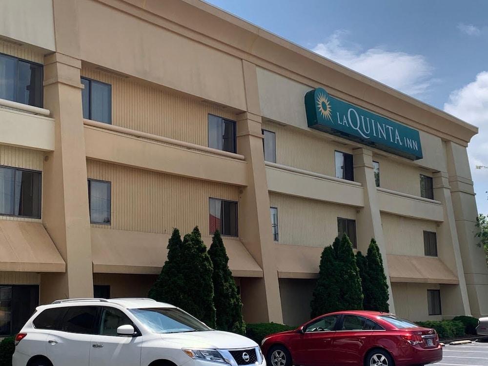 La Quinta Inn And Suites By Wyndham Cincinnati North Springdale Exterior photo