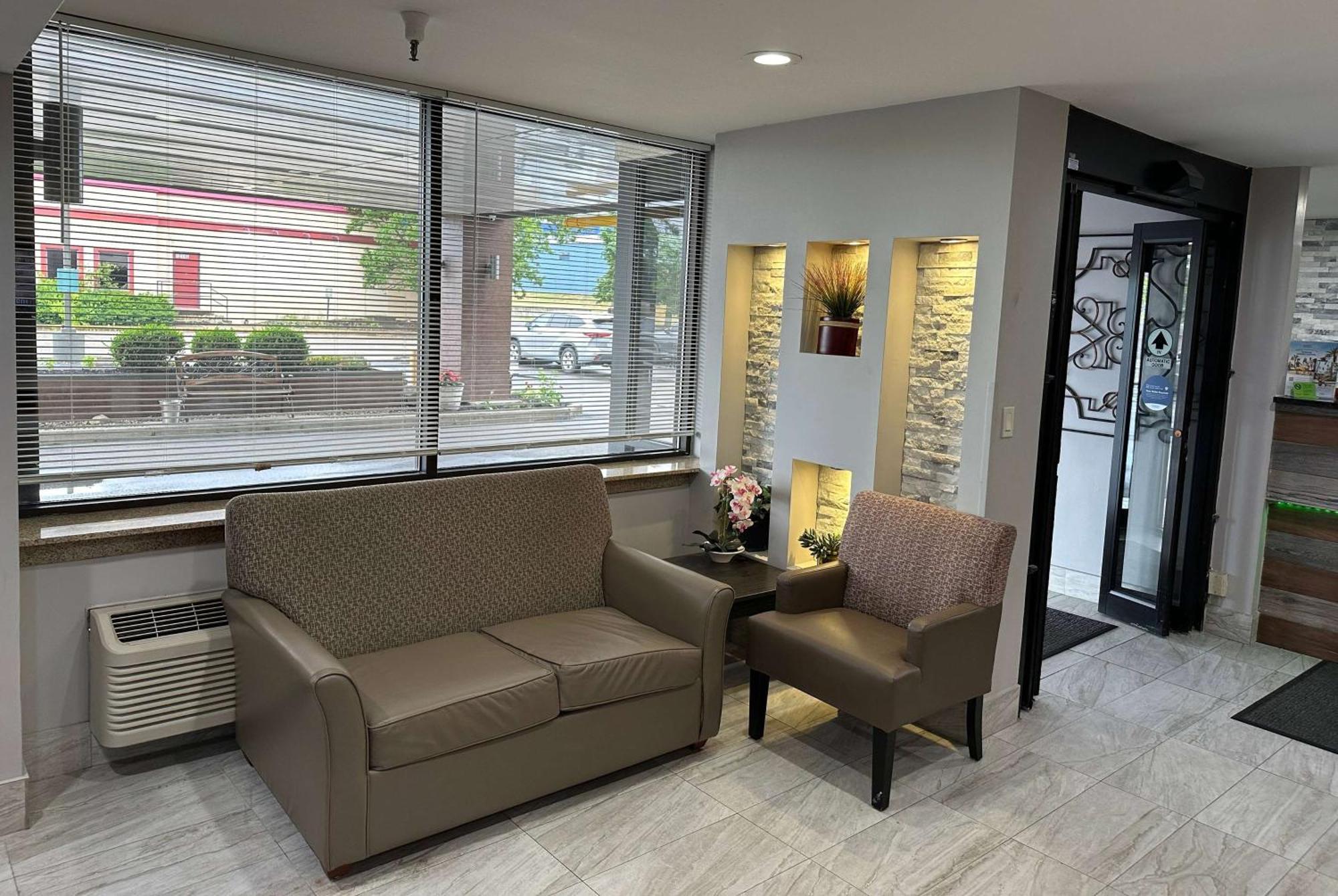 La Quinta Inn And Suites By Wyndham Cincinnati North Springdale Exterior photo