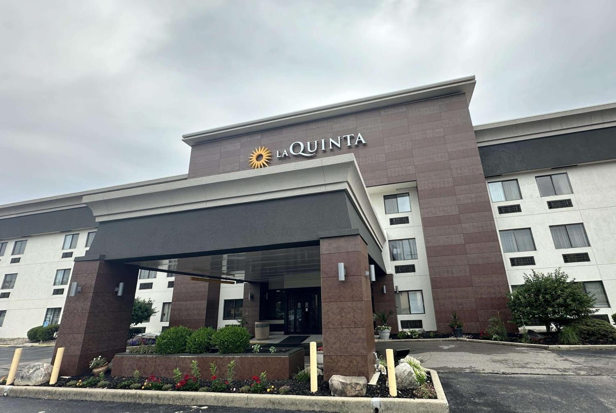 La Quinta Inn And Suites By Wyndham Cincinnati North Springdale Exterior photo